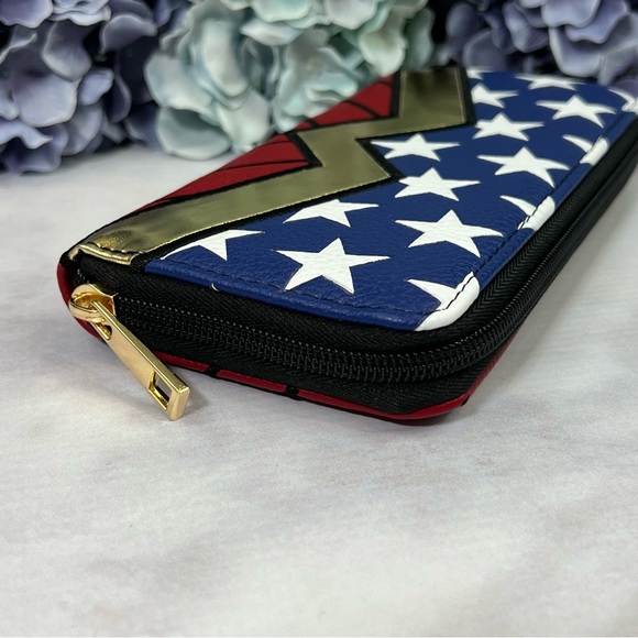 DC Comics Wonder Woman Double Sided Clutch Wallet - Picture 11 of 16